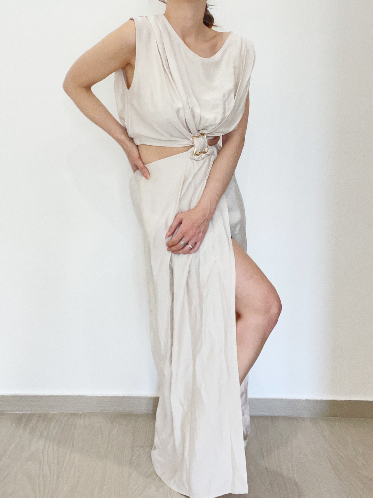 Lucilla Beige - Abito lungo da donna  – elegante con spacco e cintura in vita