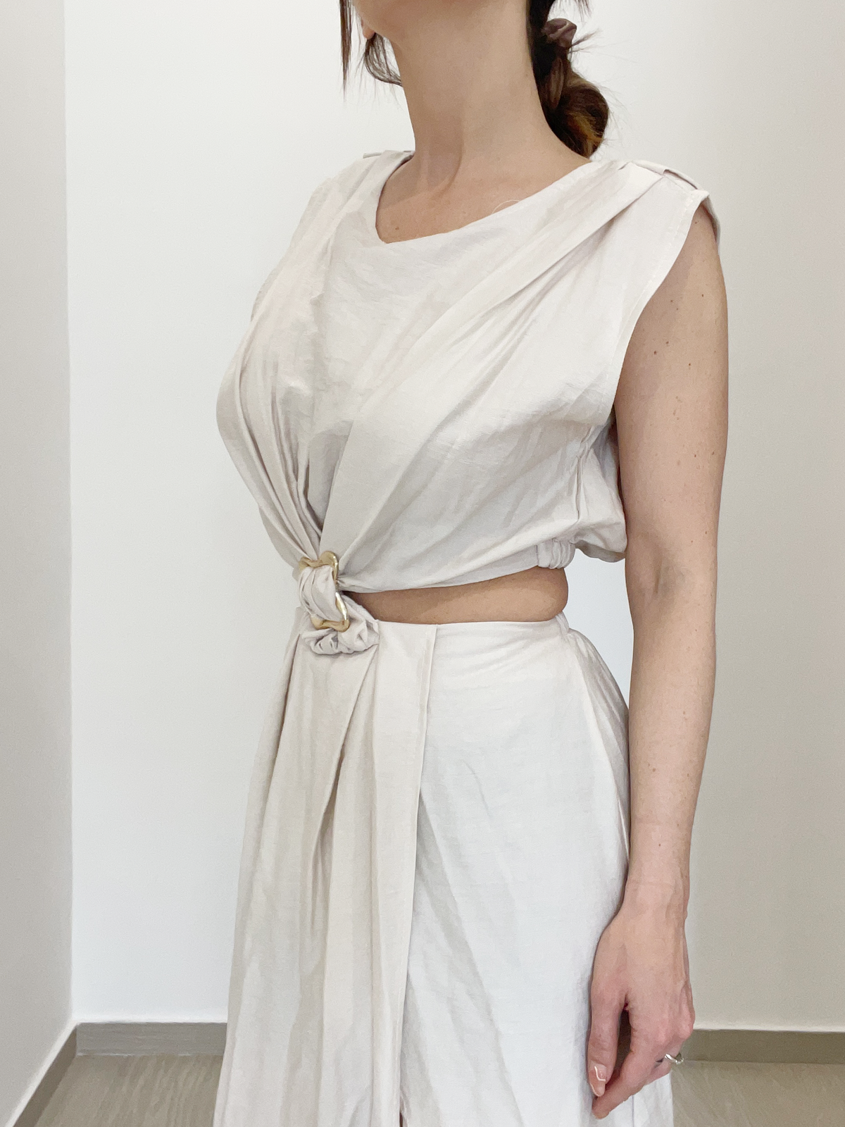 Lucilla Beige - Abito lungo da donna  – elegante con spacco e cintura in vita